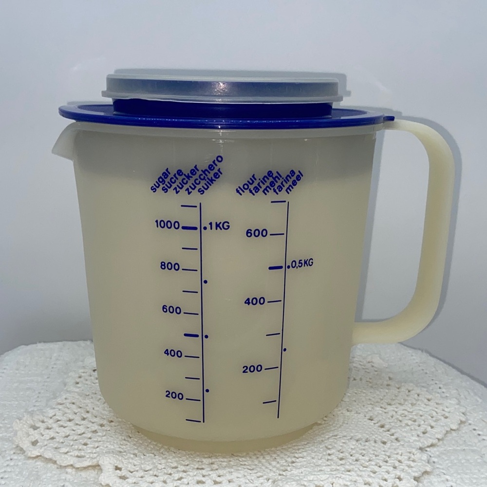 Vintage Tupperware Blue & White 5-Cup / 1 Kg. Measuring Cup With Lid